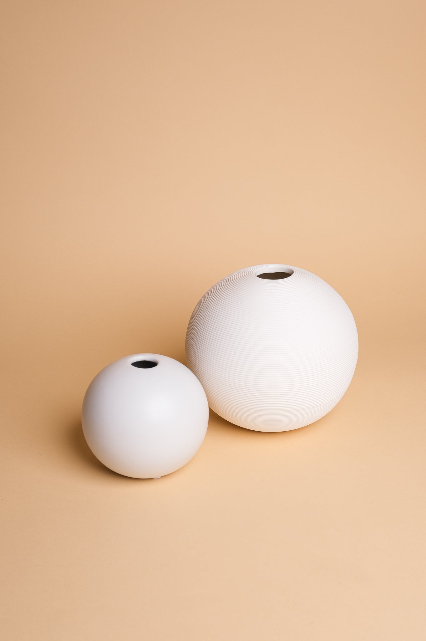Medium Ribbed White Amalfi Ceramic Vase (18cm)