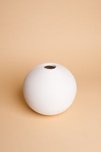 Medium Ribbed White Amalfi Ceramic Vase (18cm)